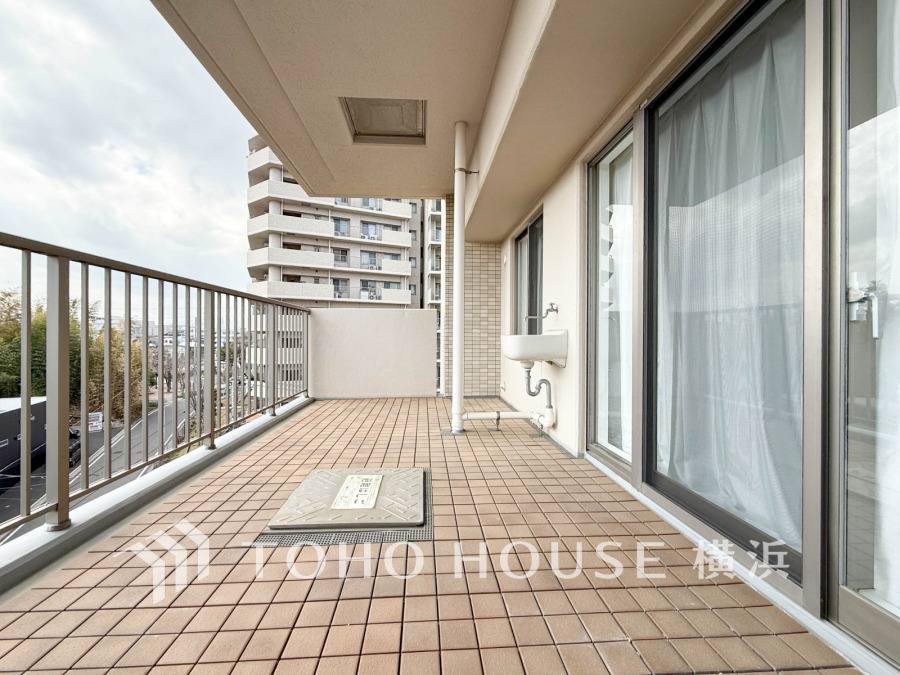 広々としたタイル張りのバルコニーは、スロップシンク付きでガーデニングなども愉しめます。