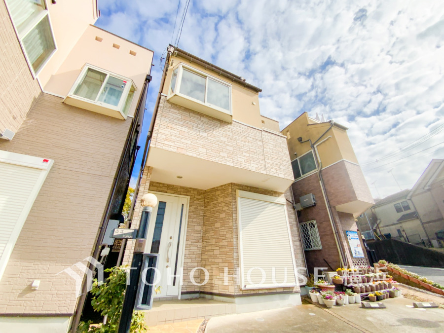 堂々たる趣ながら、主張し過ぎずどこか余裕を感じさせるシャープなフォルムで佇む邸宅は、晴天の空と照らし合わせる事で、本来あるべき完成形の姿を見せてくれます。