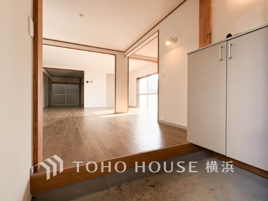 ご家族の帰り、訪れる方を優しく迎え、やすらぎに満ちた生活空間を予感させる。健やかな暮らしを楽しめそう。