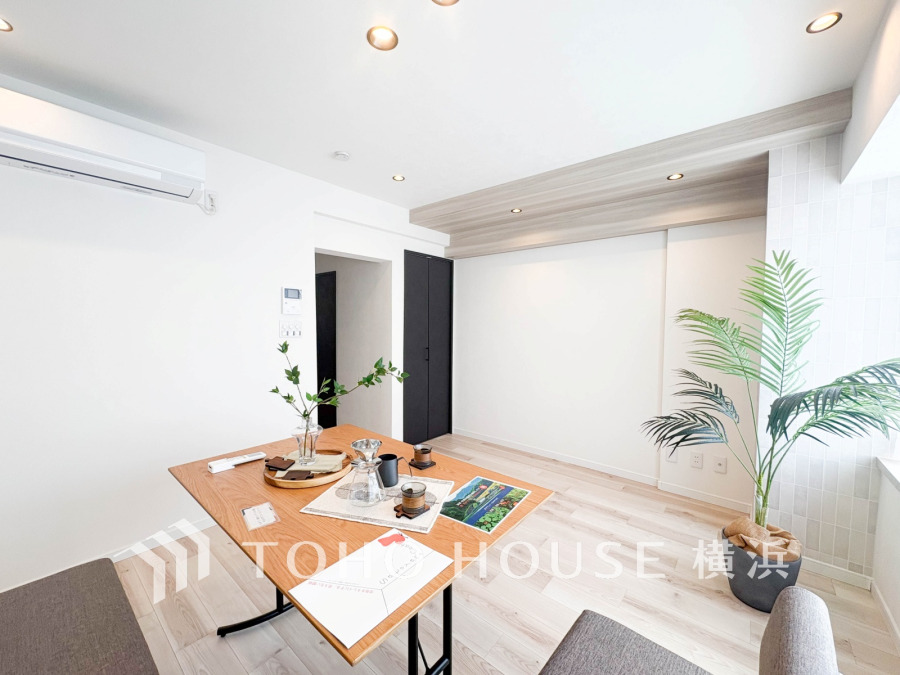 明るい自然光が差し込む、シンプルで落ち着いた雰囲気のリビングダイニング空間です。