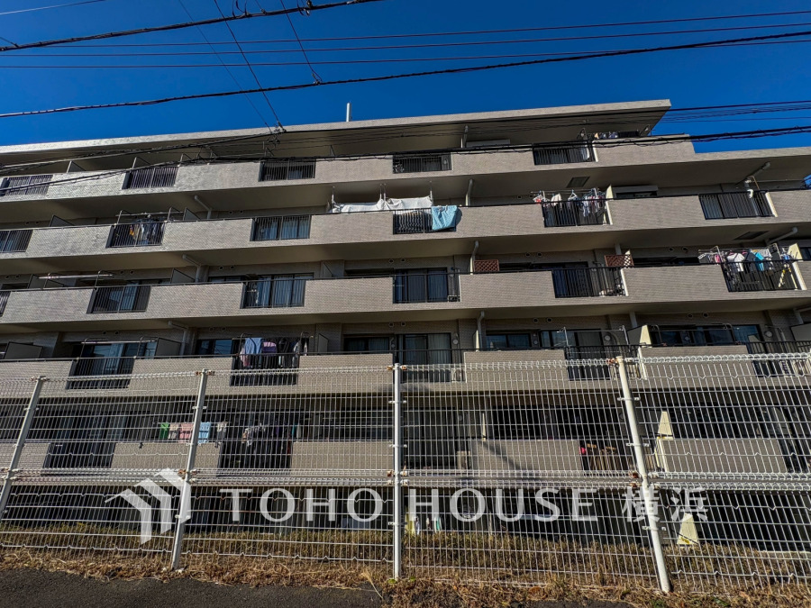 穏やかな風と陽光を導き、プライバシーに配慮された設計プランを採用し、居住性を一段と心地よいものにしています。周辺環境とのコラボレーションにより明るく開放的な空間を演出。