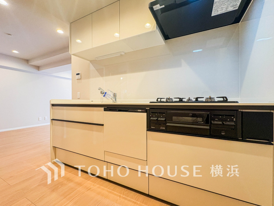 作業に集中しやすい独立型のキッチン。新規交換されたシステムキッチンの清潔感あふれる空間です。
