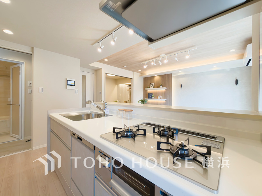 手元の収納から、足元の収納までが全てスライド式で、奥のスペースまで有効に活用できます。奥まで上から見渡せるので、たまにしか使わない調理器具もサッと取出せます