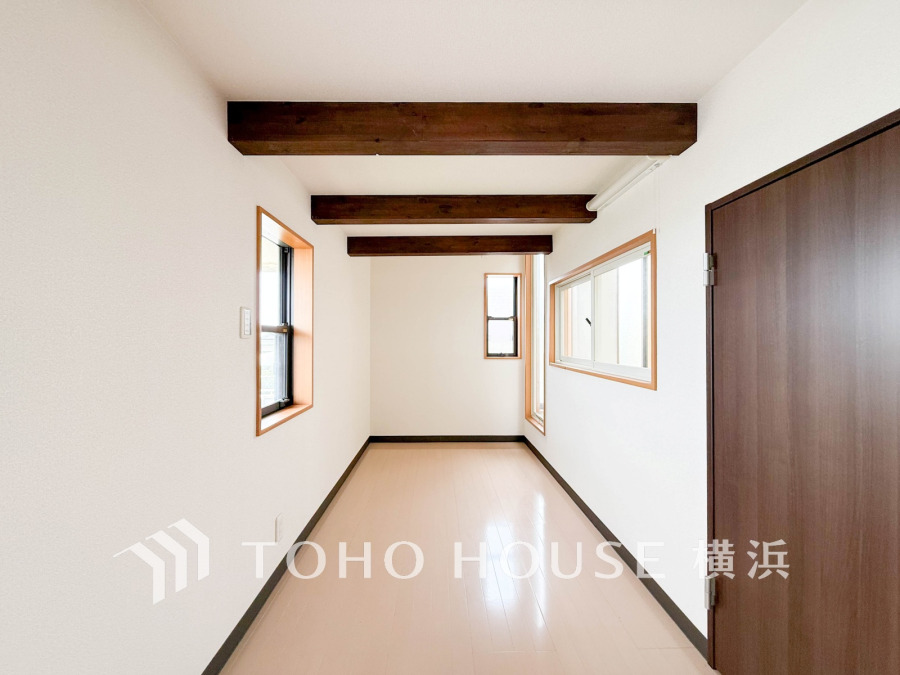 多くの窓からは快適な光を取り入れ、通気性能を上げる事で居心地の良い空間を演出します。多くの時間を過ごす住まいだからこそ、いつも快適な場所であるように心掛けています。