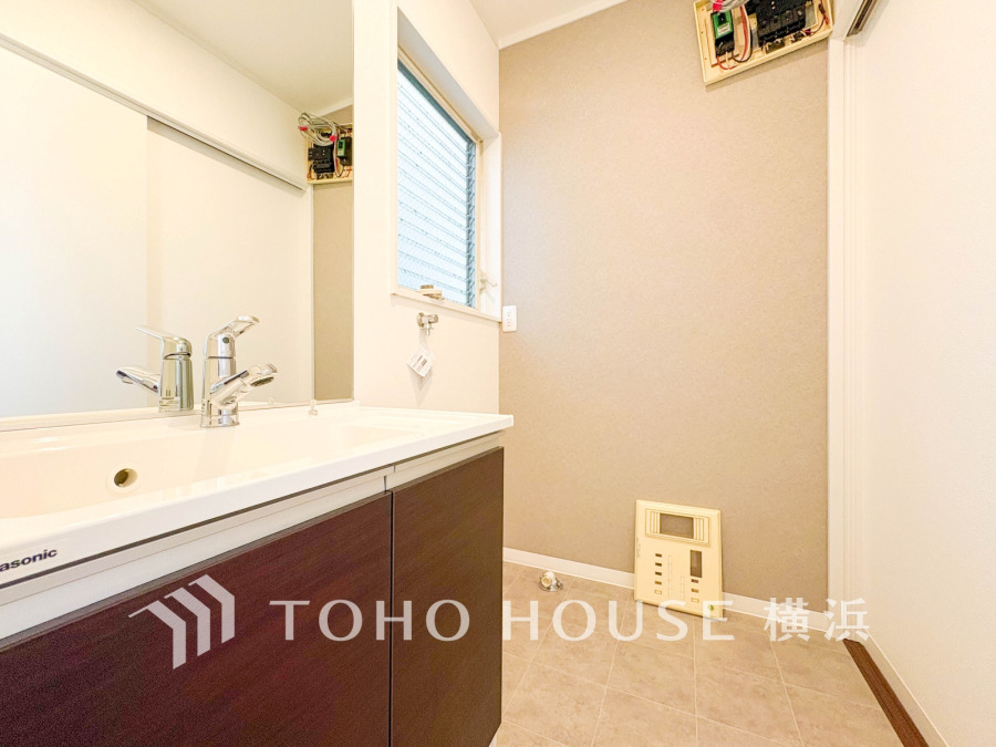 十分な大きさの洗面台は収納もさる事ながら、身だしなみチェックや歯磨きなど、朝の慌ただしい時間でもホテルライクなスペースで余裕とゆとりを感じて頂けます。