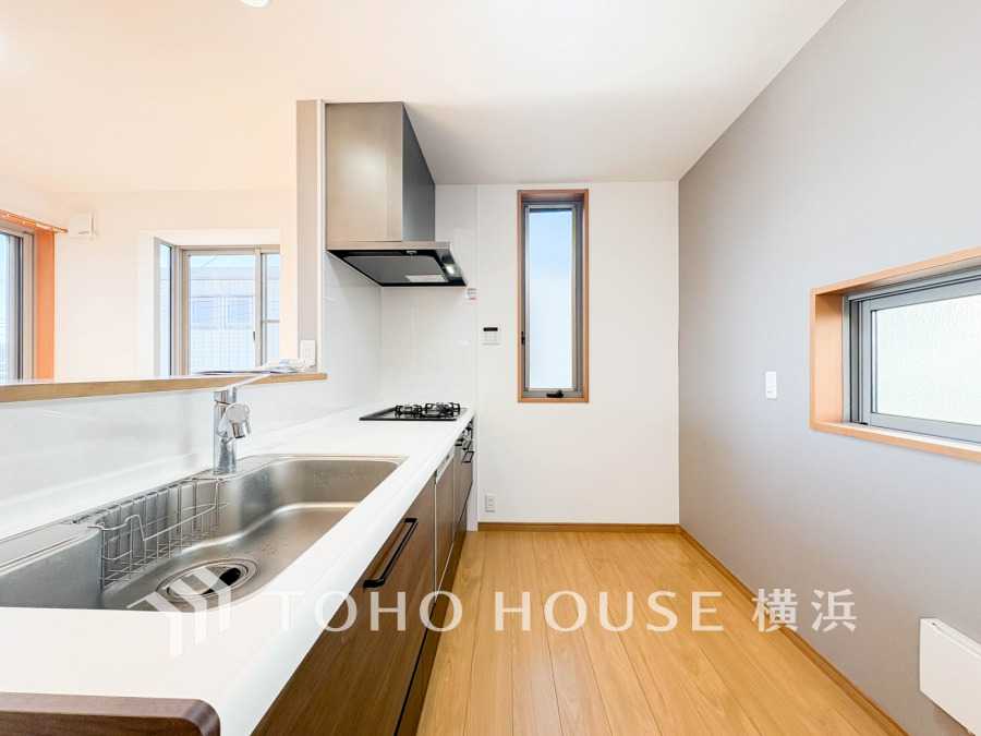 明るく開放感のある対面キッチン。使いやすいシンクと収納で家事がスムーズに進みます。