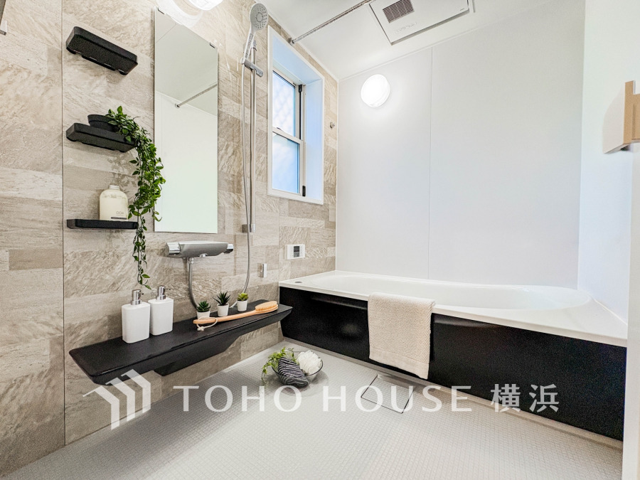 自然光が差し込む明るいバスルーム。心地よいリラックスを叶える清潔感溢れる美しい空間です。
