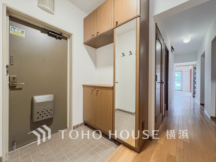 豊富な収納を確保した玄関スペース。便利な大型のミラーのついたシューズボックスを設置。
