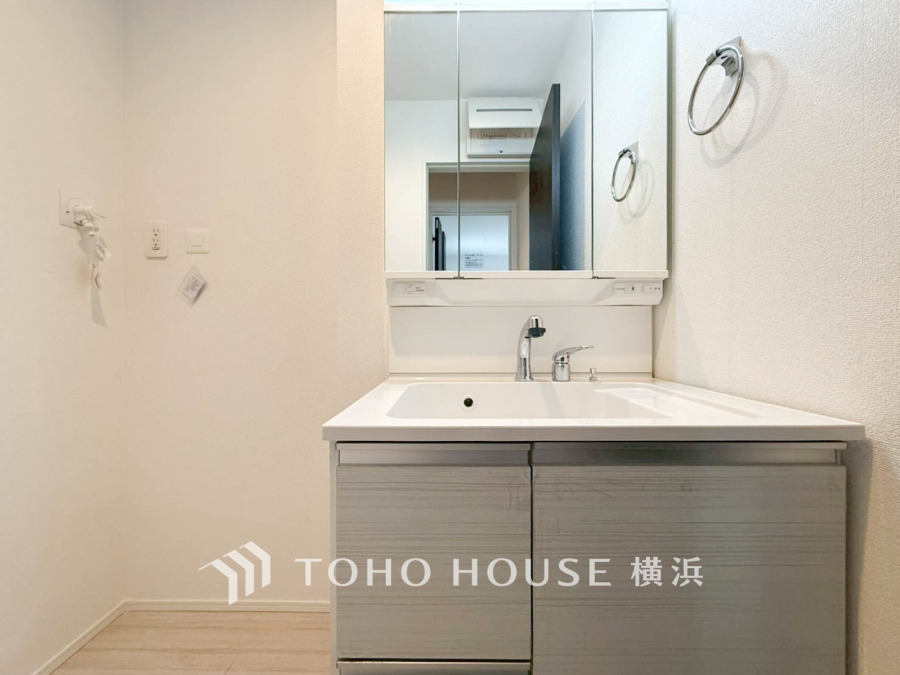 清潔感あふれる洗面台は収納力もあり、毎日の身支度を快適にサポートします。シンプルで使いやすい設計です。