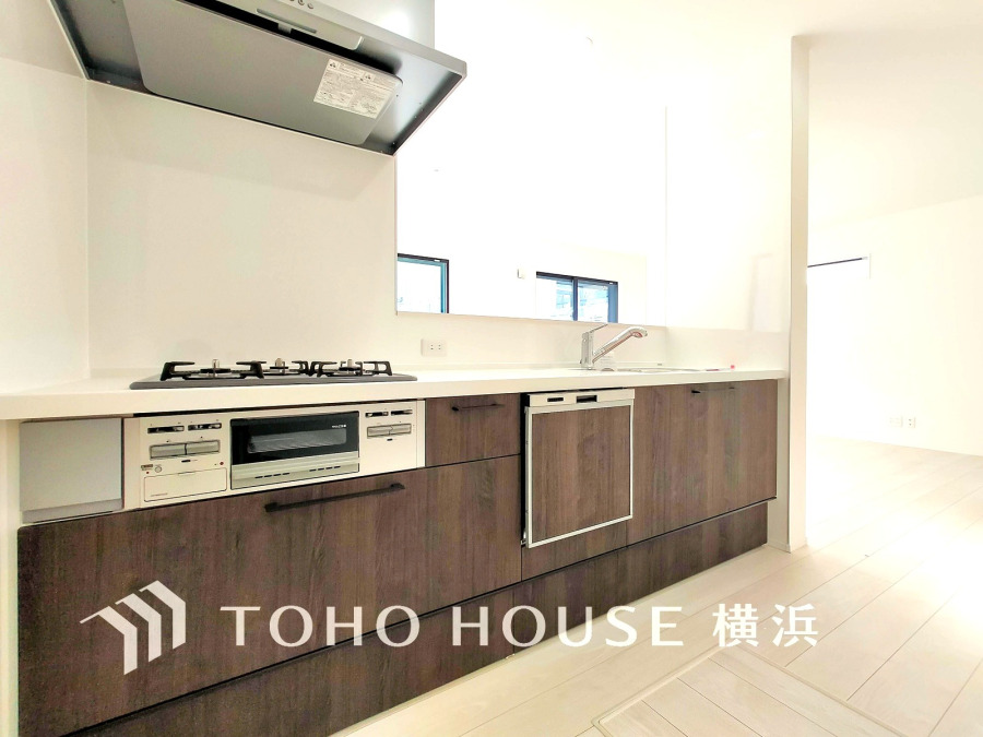 機能的でスタイリッシュなシステムキッチン。収納も充実し、家事効率を高める設計です。