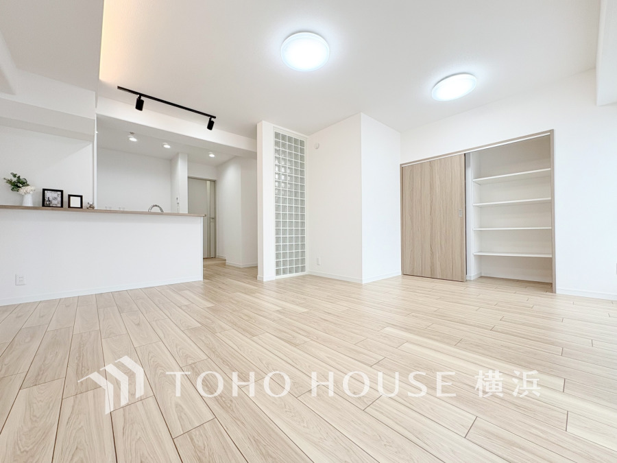 柔らかな色合いのフローリングと清潔感の溢れるクロスが明るい空間を創り出しているリビングダイニング。憩いの場に相応しく、ここで楽しむ家族の時間が絆をより深めてくれそうです。