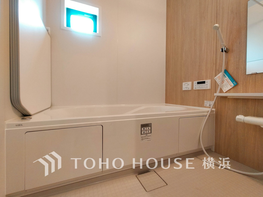 心地よいリラックスを叶える清潔感溢れる美しい空間。快適で機能的なバスルームです。
