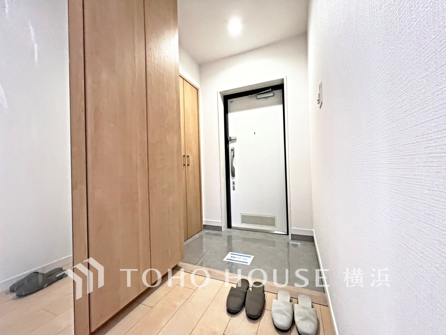 収納豊富な玄関スペース。落ち着いた色を基調としていて、上質感のある空間です。
