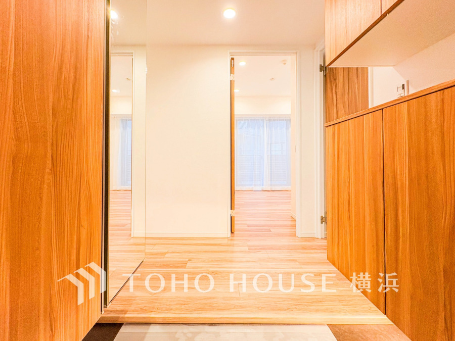 収納豊富な玄関スペース。落ち着いた色を基調としていて、上質感のある空間です。
