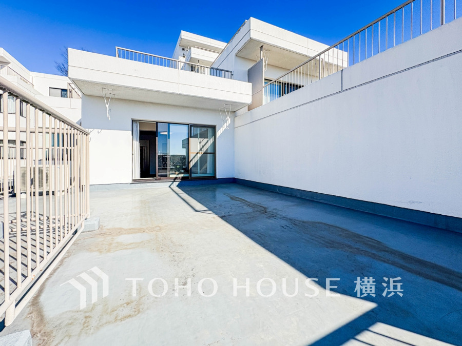 陽光が降り注ぐ広々としたリビングデッキは、家族の笑顔が広がる特別な場所。ガーデニングや外遊び、休日のブランチなど、多彩な楽しみ方が叶います。