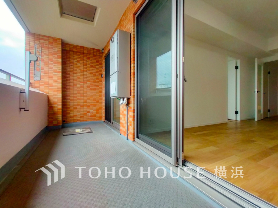 ゆとりあるバルコニー空間は、開放的でありながらプライベート性も確保しています。
