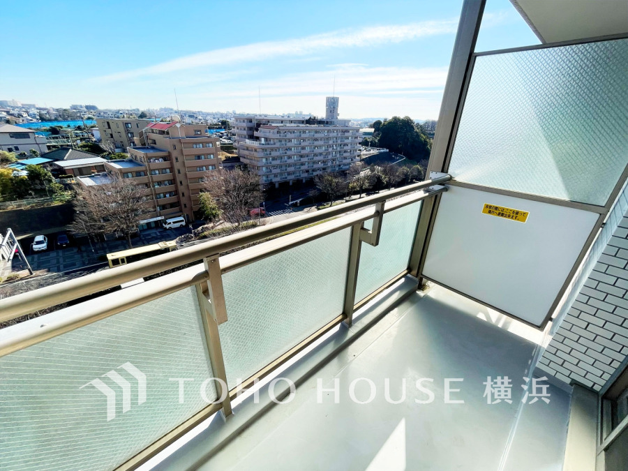 陽当たり良好で開放感あふれるバルコニー。9階から気持ちの良い眺望が広がります。