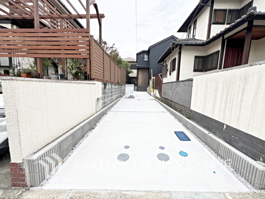 2台分の駐車スペース付きのアプローチ。