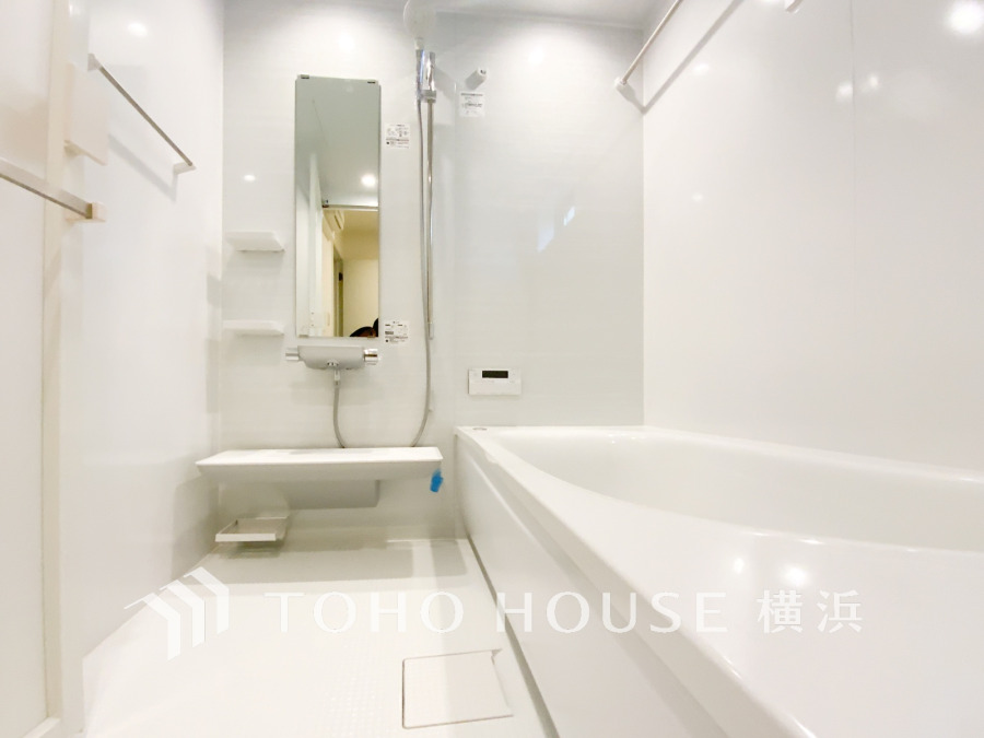 1日の疲れを癒すバスルームは、心地よいリラックスを叶える清潔感溢れる美しい空間です。心からゆったりと寛いでいただけるよう、ゆとりのスペースを確保してます。