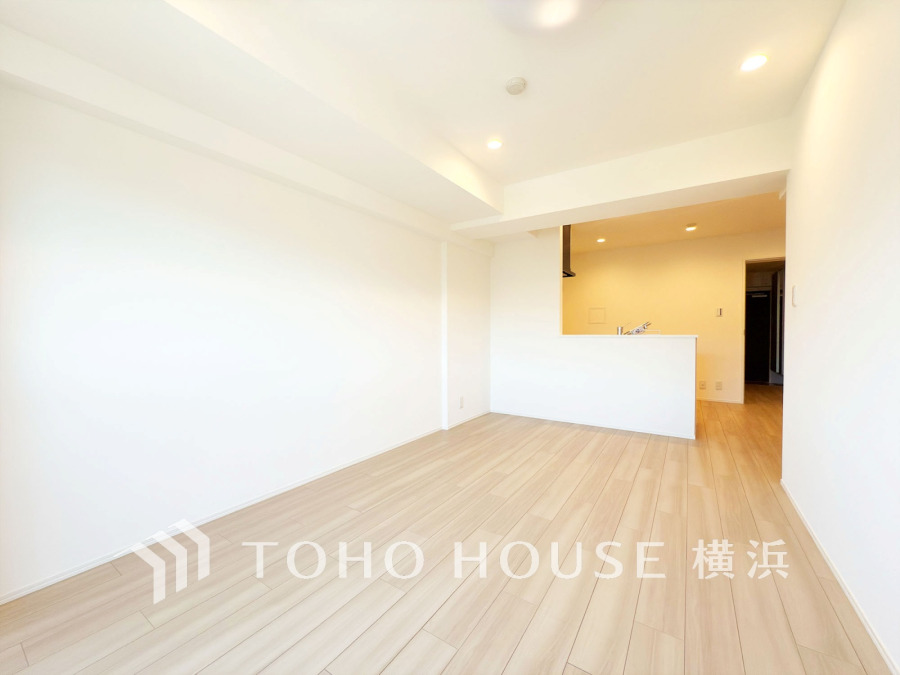和やかで洗練された空間の演出。寛ぎとコミュニケーションを育む居心地のよい場所。やわらかな陽射しが降り注ぎ、室内に開放感と爽快感をもたらします。