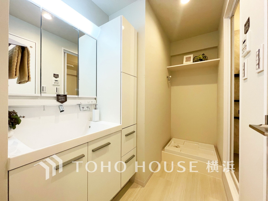 新規交換された洗面化粧台は美しく使いやすい機能が備えられています。