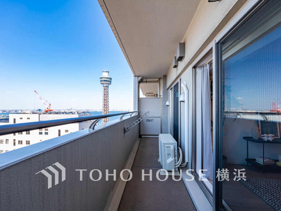横浜港を望む17階の開放感のあるお住まい。全室がバルコニーに面したワイドスパンです。
