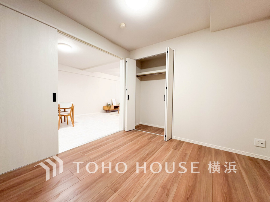 穏やかな風と陽光を導き、プライバシーに配慮された設計プランを採用し、居住性を一段と心地よいものにしています。明るく開放的な空間を演出しております。