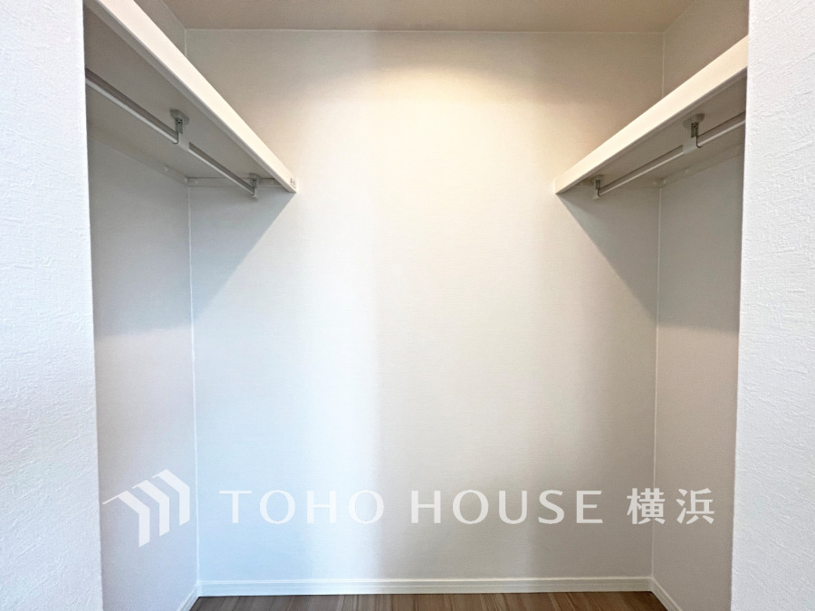 ウォークインクローゼットは家族みんなの衣類が収納できるよう広めに設計してあります。