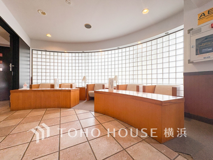 ガラスブロックが演出する明るいエントランスホール。