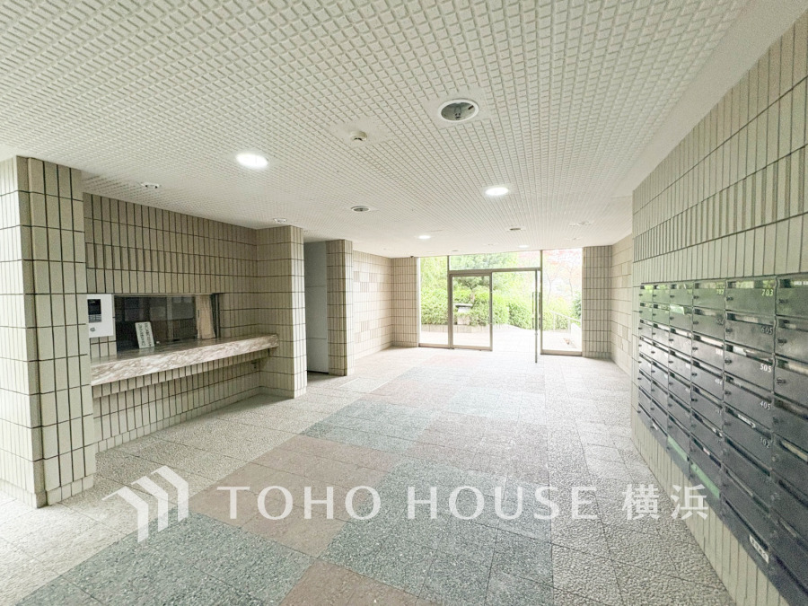 エントランスは毎日の行き帰りで使う大事な空間です。明るい基調で華やかなデザインなので、毎日も気持ちよく、またご友人なども素敵に迎え入れられます。