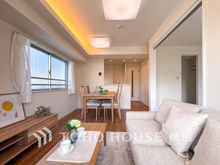 明るく開放的な空間が広がるLDK。室内には豊かな陽光が注ぎ込み、爽やかな住空間を演出。
