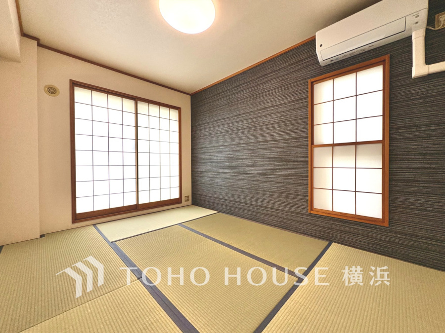 洋室とはまた違った良さがある和室。畳の香りに癒され、和の空間を感じることのできる落ち着きある一部屋です。障子からこぼれる光も優しく心穏やかになる空間です。