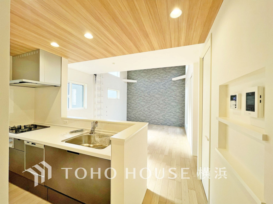 豊かな光が床材を照らしだすひと時、この場所には落ち着きと上質な空気感が流れます。ご家族やお友達との時間など、多くの時を刻む空間。何気なく過ぎる時でさえも上質なひと時となる快適な空間を目指して。