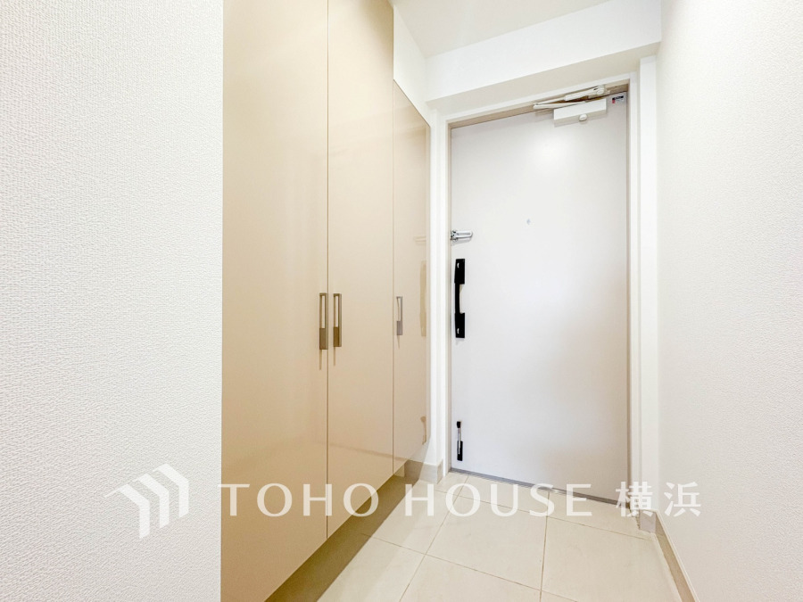 収納力豊富なトールサイズのシューズボックスを設置した玄関スペース。
