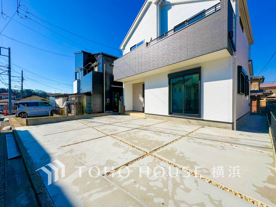 ゆったりとした駐車スペースを確保いたしましたので、大きめのお車でも駐車可能です。自転車やバイクなど、ゆとりのある敷地で置き場所に困ることはないでしょう。