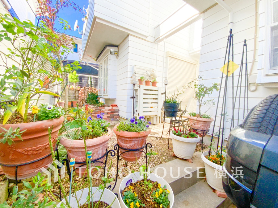 毎日の暮らしの中に癒しを与えてくれるお庭スペース。小さなお子様の遊び場にもちょうど良い空間です。ガーデニングで色とりどりの草花を綺麗に飾ればより一層華やかな空間になります。