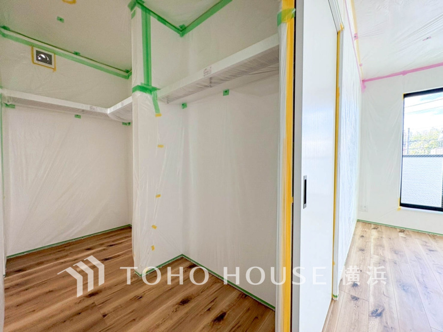 【2025年11月撮影】収納力のある大きなウォークインクローゼット。棚付きで整理整頓も簡単、快適な住空間をサポートします。