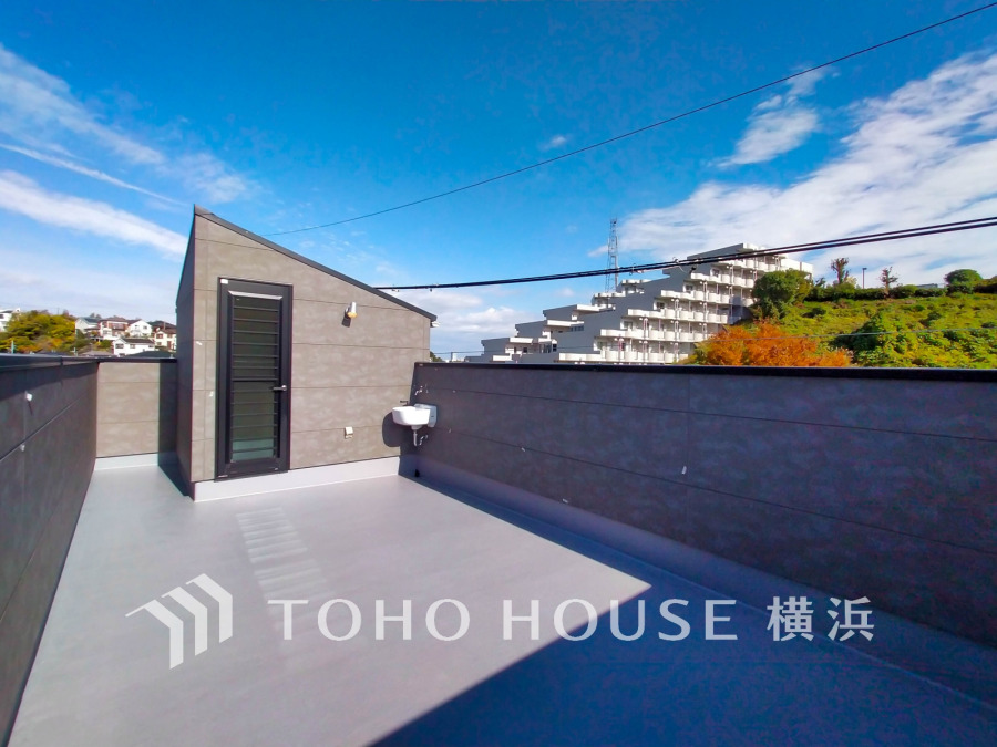 広々としたルーフバルコニーにはスロップシンク付き。