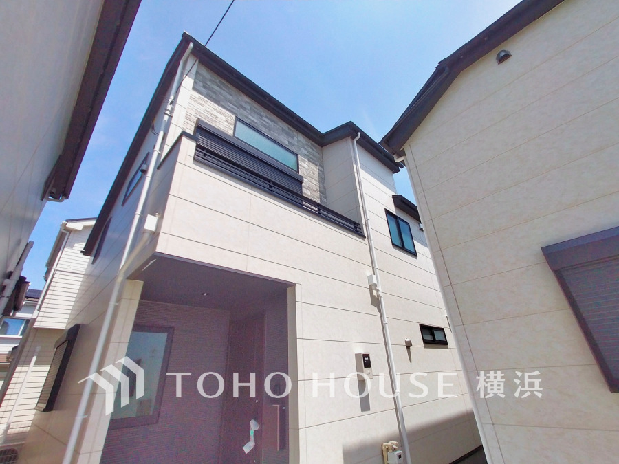 通りから一歩入った位置に建つお住まいなので、外からの視線が気になりにくく、プライバシーが保たれる印象です。