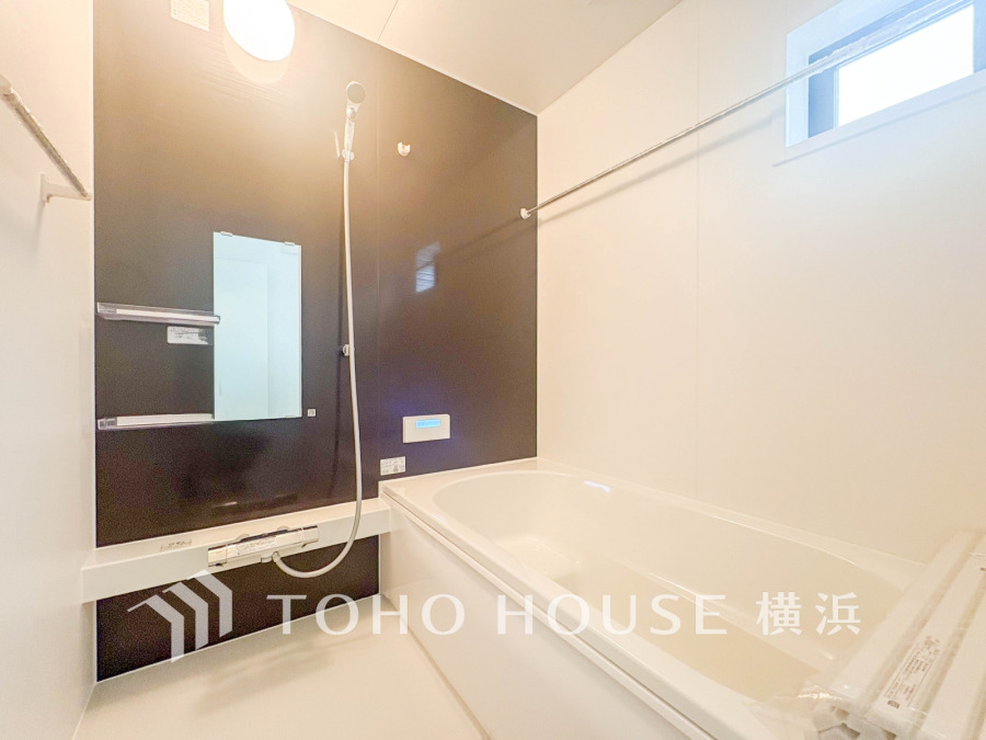 シンプルで清潔感のあるバスルーム。ゆったり入れる浴槽と使いやすいシャワー設備が魅力です。