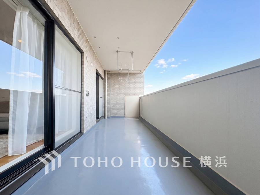 暮らしの中で光と風を演出してくれるバルコニー、見事なまでの開放的な空間を演出しながら、プライベート性も確保された空間は我が家の自慢。