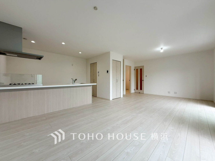 広々としたリビング・ダイニングは、光が広がるシンプルさがお洒落な内装。落ち着いた雰囲気に包まれて、伸びやかな空間のなかで、ゆったりと家族団らんのひとときを過ごせます。