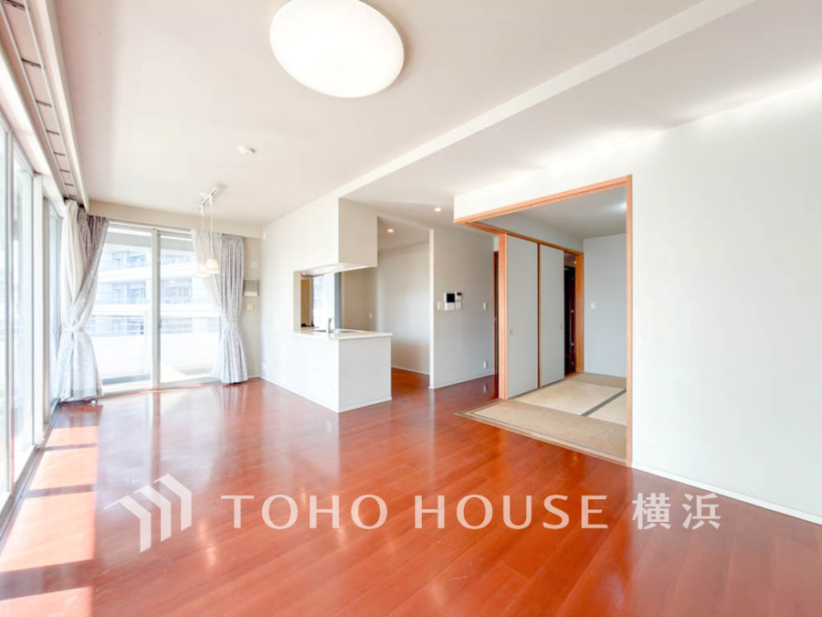 広々としたリビング・ダイニングは、光が広がるシンプルさがお洒落な内装。落ち着いた雰囲気に包まれて、伸びやかな空間のなかで、ゆったりと家族団らんのひとときを過ごせます。