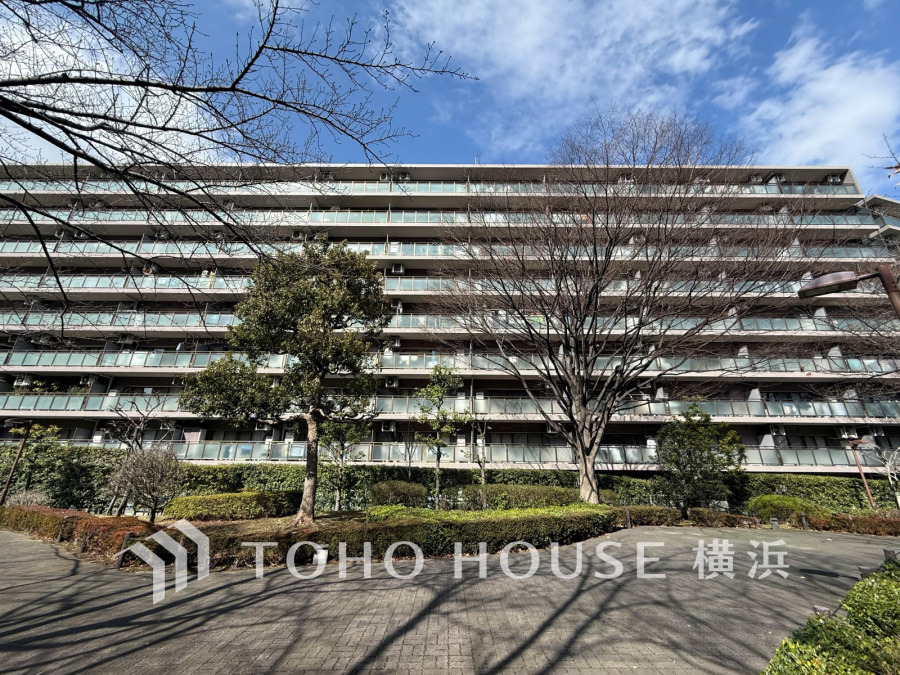 緑豊かな植栽に囲まれた、開放感あふれる大型コミュニティ。時間のゆとりと空間、爽やかな陽光がもたらす光と風を贅沢なまでに感じる暮らしが始まります。