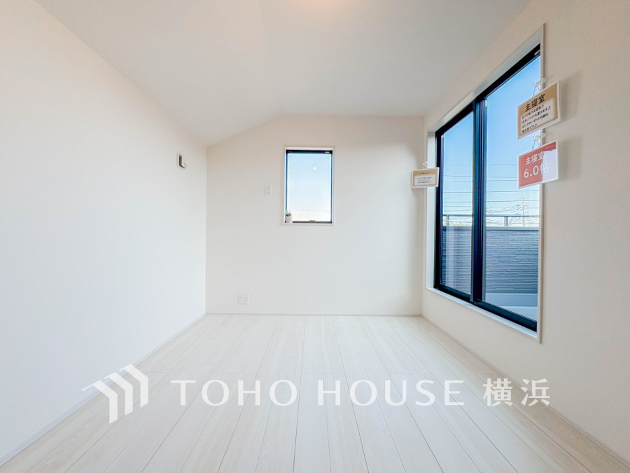 穏やかな風と陽光を導き、プライバシーに配慮された設計プランを採用し、居住性を一段と心地よいものにしています。明るく開放的な空間を演出しております。
