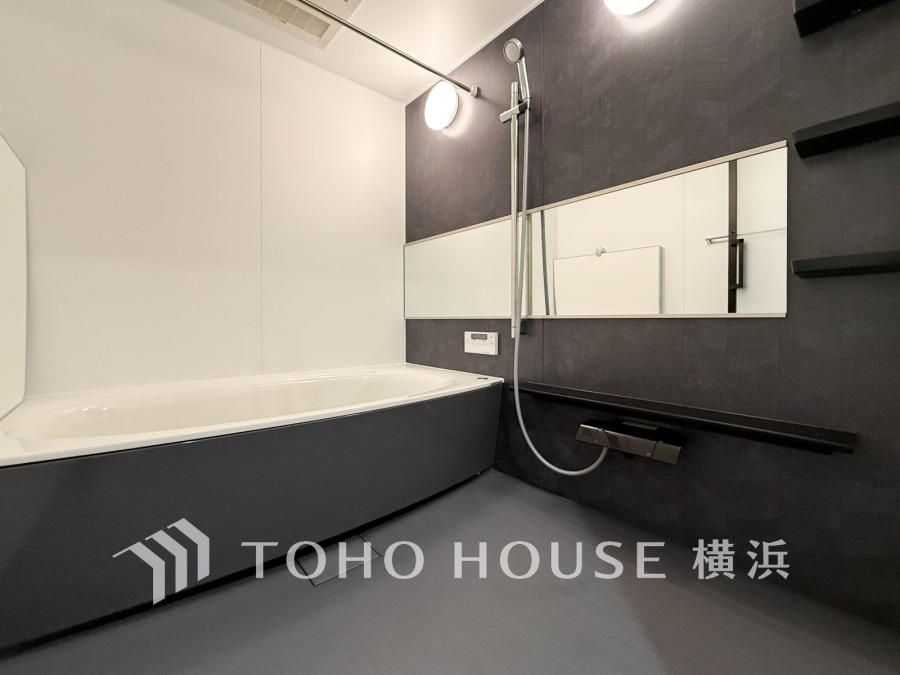 掃除のしやすさ・収納の便利さなど、おふろを使う人、お手入れする人、みんなにとっての「しあわせ性能」を追求したバスルームを採用いたしました。1620のゆったりサイズです。