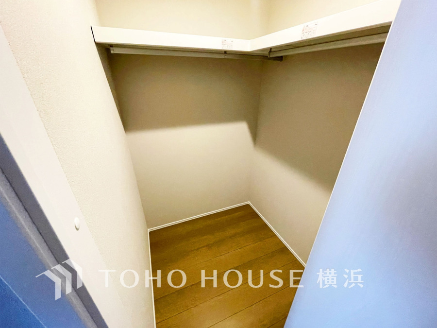 ウォークインクローゼット（＝WIC）は家族みんなの衣類が収納できるよう広めに設計。見やすく取り出しやすい、機能的で使い勝手のよい収納スペースです。