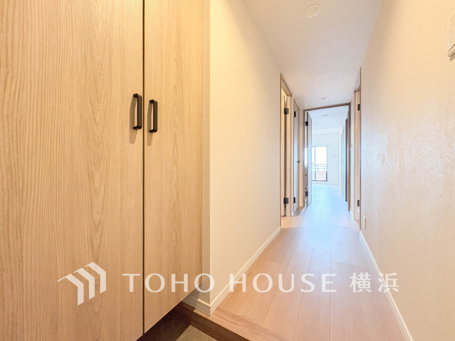 収納豊富なトールサイズのシューズボックスを設置した玄関スペース。
