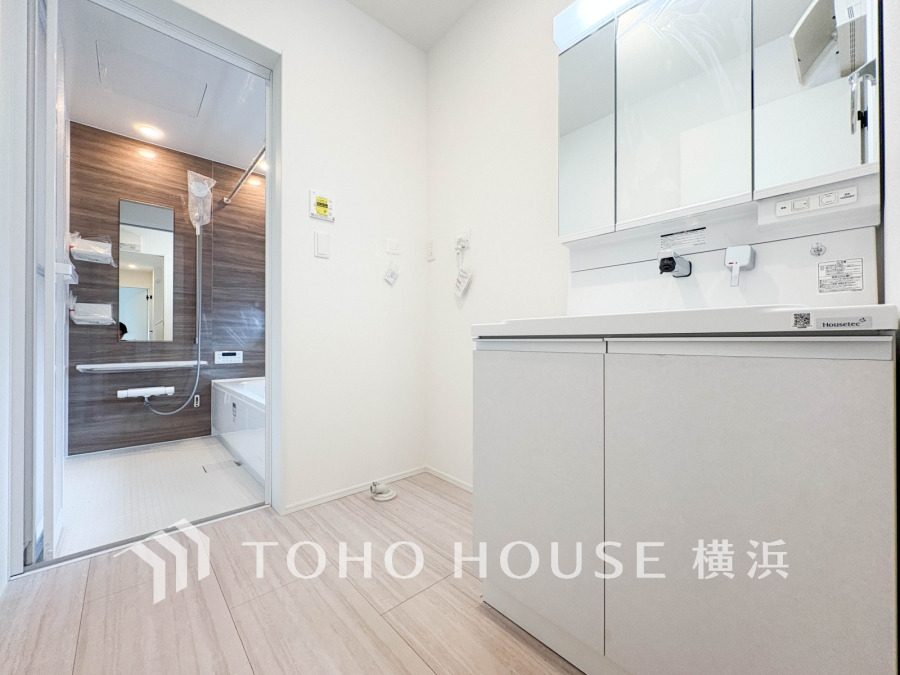 十分な大きさの洗面台は収納もさる事ながら、身だしなみチェックや歯磨きなど、朝の慌ただしい時間でもホテルライクなスペースで余裕とゆとりを感じて頂けます。