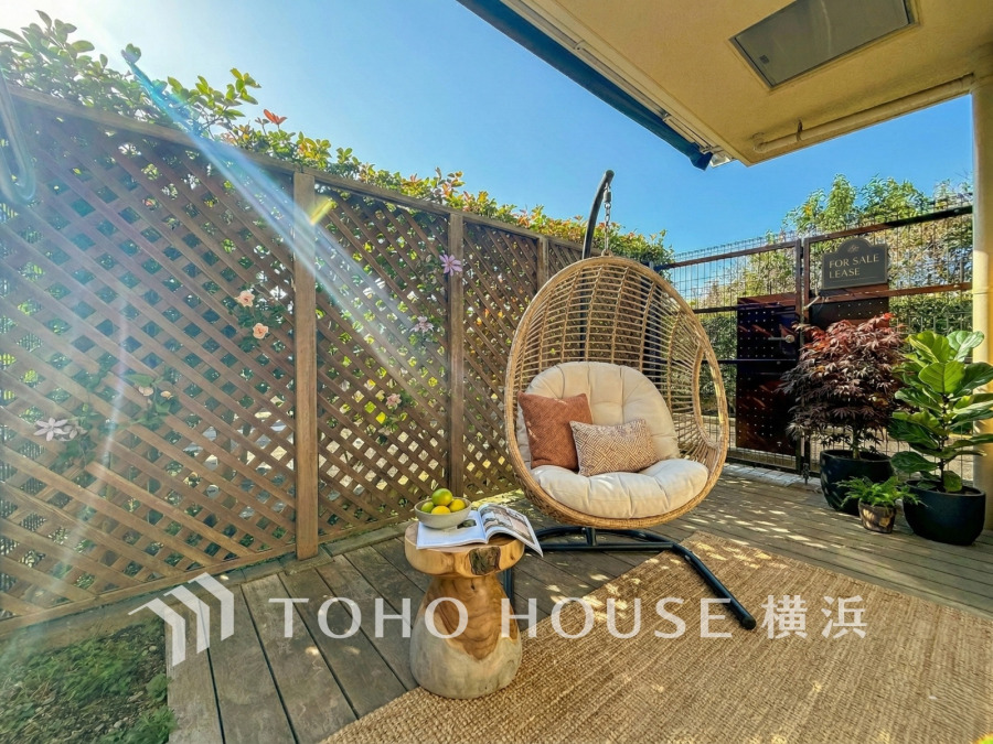 綺麗にデザインされたお洒落なお庭スペース。広さもあるのでお子様が遊んだり、ペットと戯れたりと楽しい時間を過ごせます。（家具・装飾品はAI加工です）